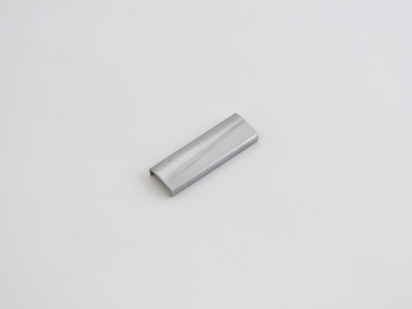 Windshield stainless molding clip: upper/lower center (begin E-79088)