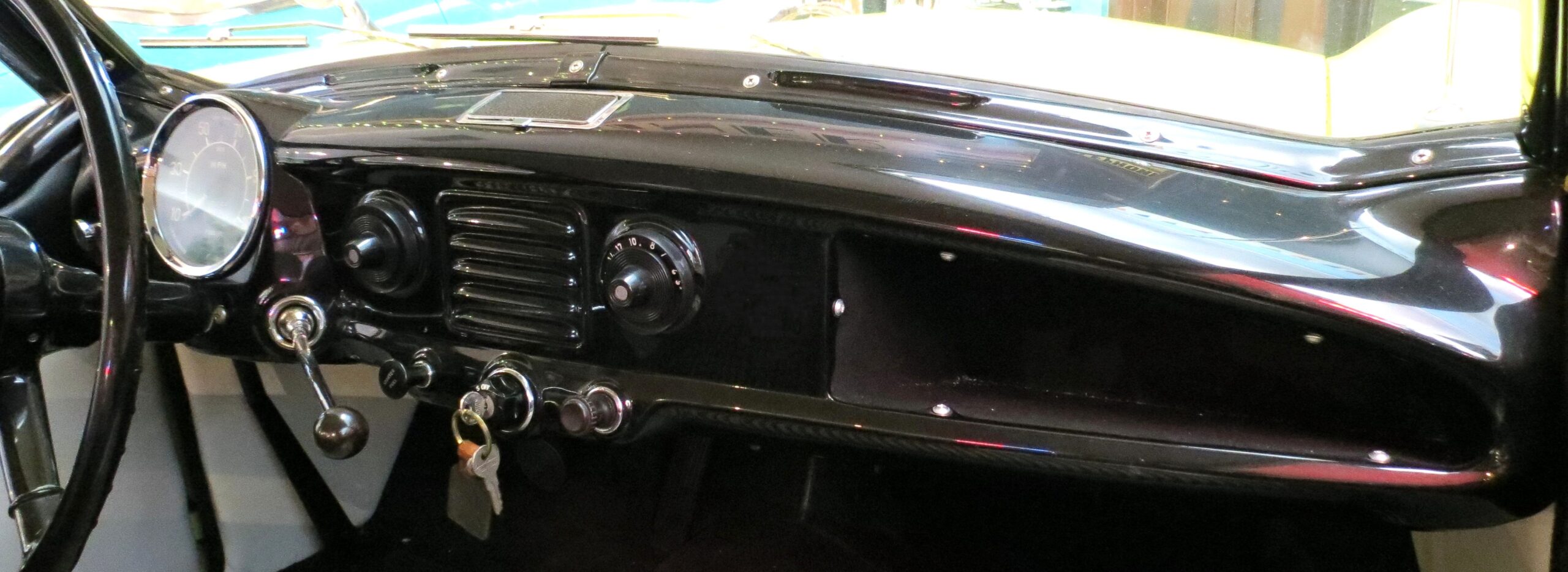 Dash, early, no glove box door